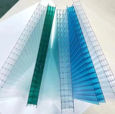صفيحة سقف البوليكاربونات الناعمة للدفيئة لون مخصص 4mm-16mm سمك متعدد الجدران PC صفيحة مجوفة