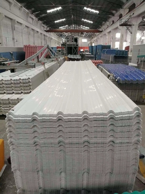 35.00cm * 30.00cm * 15.00cm حجم الحزمة UPVC بلاستيكي أسطح البلاط لمقاومة التآكل وتصميم صفائح السقف البيضاء PVC