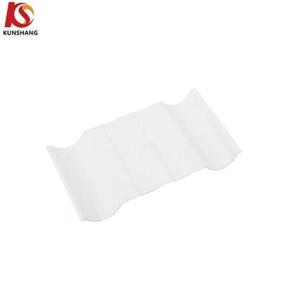 35.00cm * 30.00cm * 15.00cm حجم الحزمة UPVC بلاستيكي أسطح البلاط لمقاومة التآكل وتصميم صفائح السقف البيضاء PVC