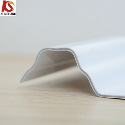 البلاستيك سقف البلاط PVC تيزاس 3 طبقات السقف الرمادي الشريط المموج UPVC السقف 720mm العرض